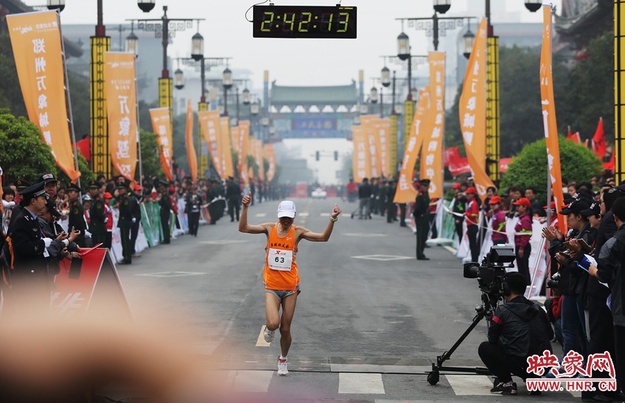 一名選手抵達終點后，高舉雙手慶祝。
