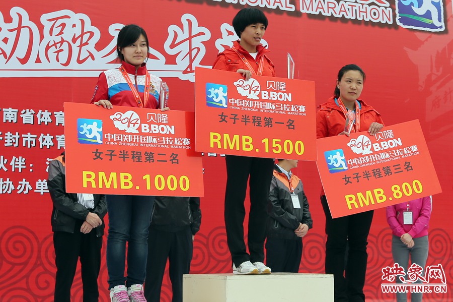 女子半程前三名選手。