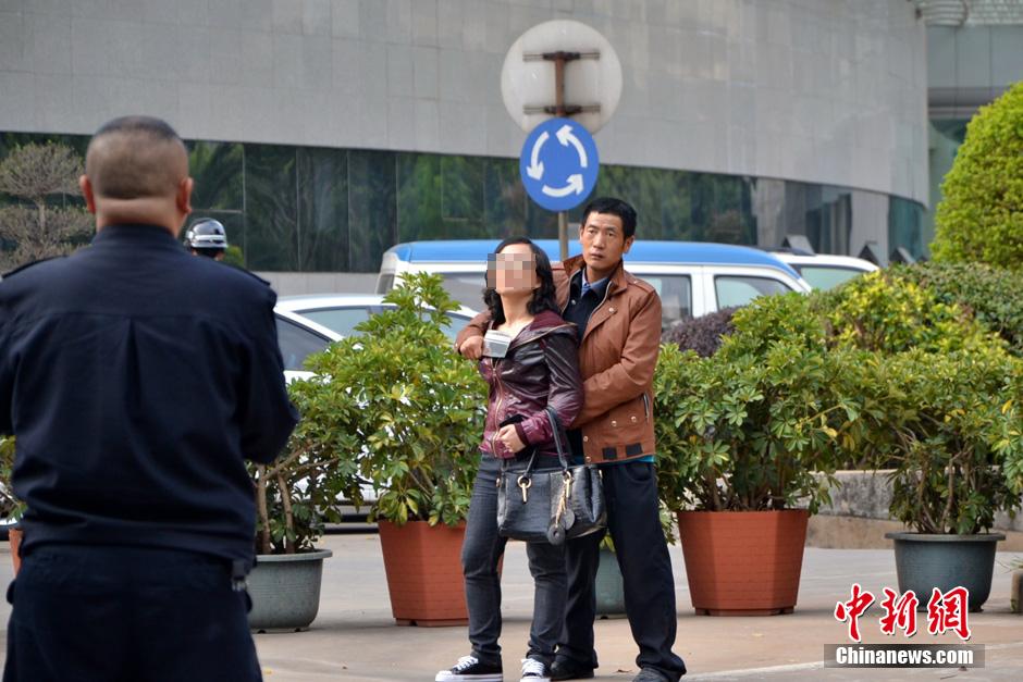 圖為劫持者與警方談判中。