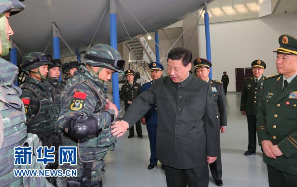 這是習近平同特戰(zhàn)隊員親切交談，詳細詢問他們的教學訓練和生活情況。