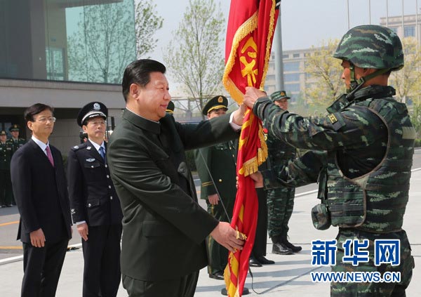 這是習近平將隊旗鄭重授予“獵鷹突擊隊”大隊長。