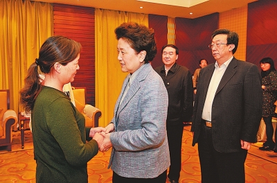  4月9日，中共中央政治局委員、國務(wù)院副總理劉延?xùn)|在鄭州接見“踐行焦裕祿精神的好校長”張偉的家屬。