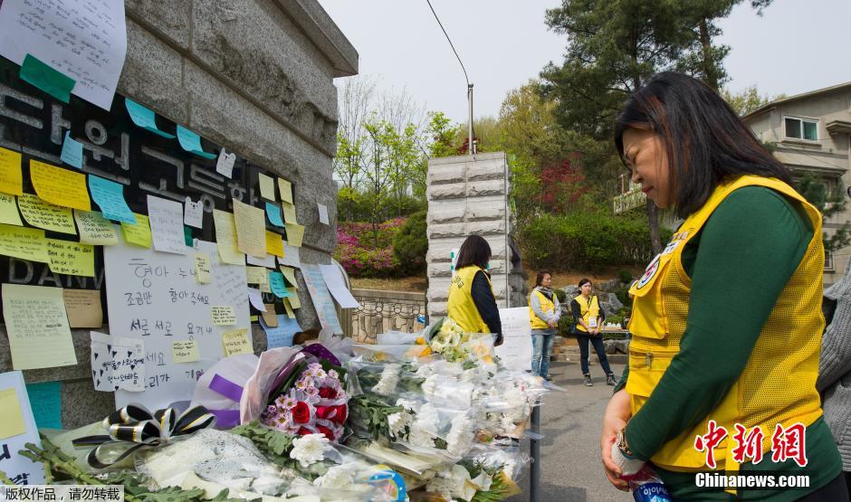 　當?shù)貢r間2014年4月21日，韓國安山，民眾持續(xù)為沉沒客輪失蹤乘客祈禱。