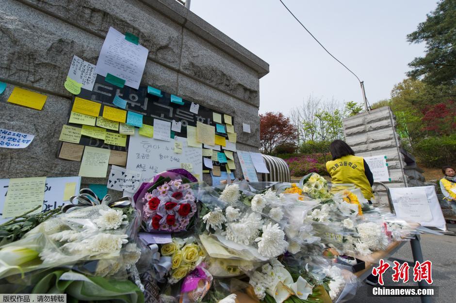 當?shù)貢r間2014年4月21日，韓國安山，民眾持續(xù)為沉沒客輪失蹤乘客祈禱。