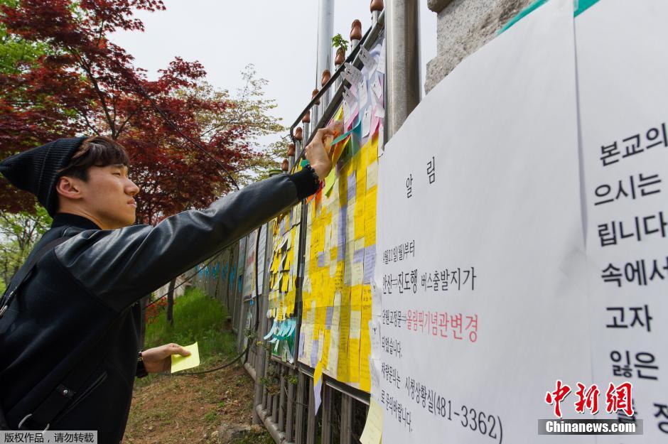 當?shù)貢r間2014年4月21日，韓國安山，民眾持續(xù)為沉沒客輪失蹤乘客祈禱。