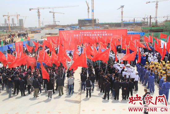 5月4日，全省千支青年突擊隊(duì)集中誓師大會(huì)鄭州主會(huì)場(chǎng)活動(dòng)，在鄭州航空港區(qū)機(jī)場(chǎng)二期項(xiàng)目工地隆重舉行。