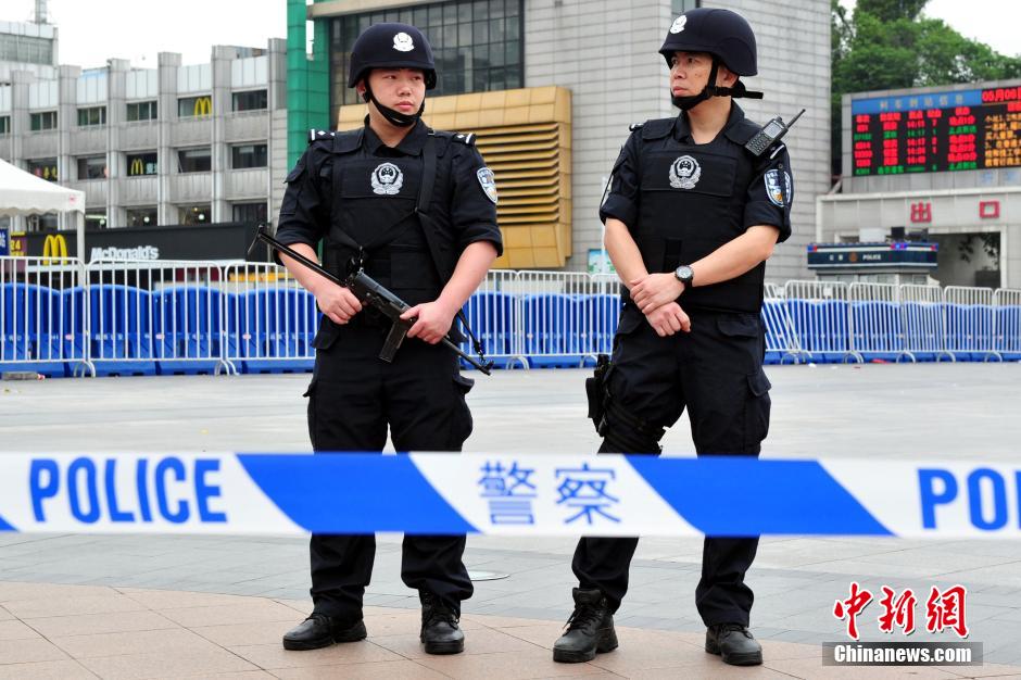 圖為廣州特警在案發(fā)現(xiàn)場戒備。