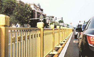 從復(fù)興門到建國門，長安街一線全部更換為金色護(hù)欄 攝影/本報(bào)記者 郝羿