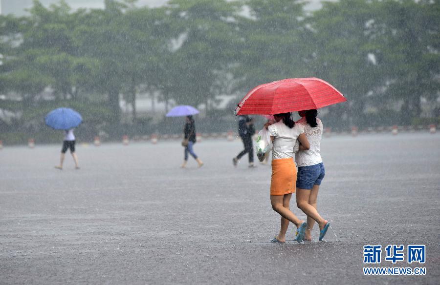 5月11日，市民在深圳梅林檢查站廣場(chǎng)冒雨出行。