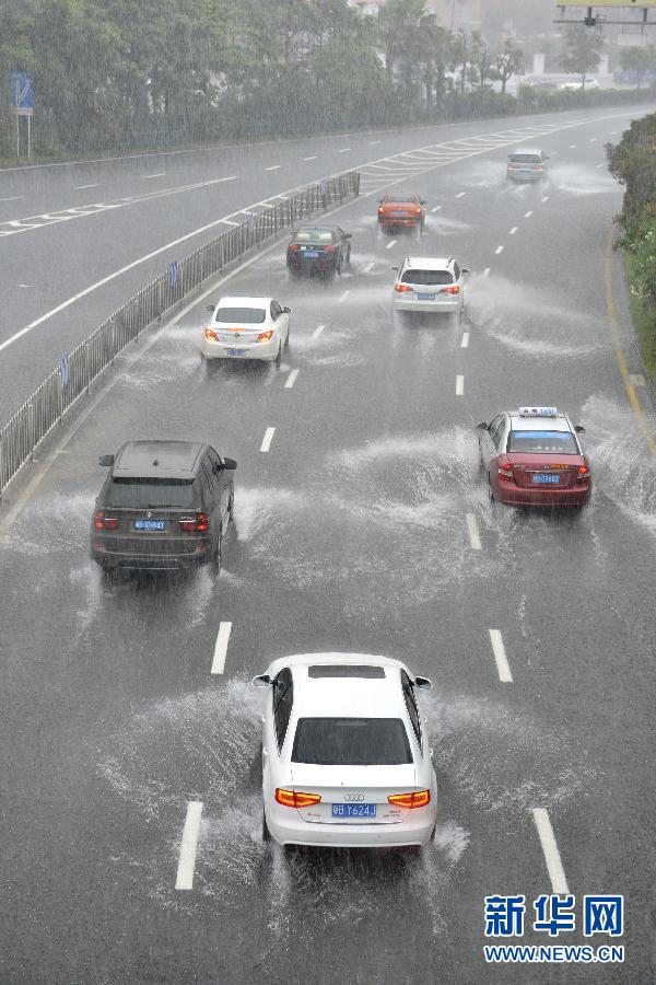 　5月11日，車輛在深圳街頭涉水前行。