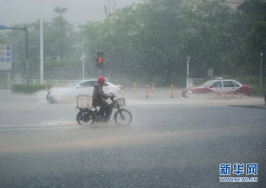 5月11日，車輛在深圳西麗留仙大道涉水前行。
