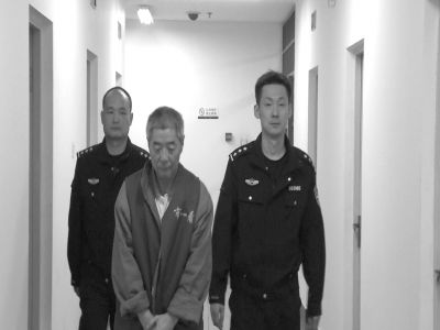 向南夫被帶出監(jiān)室接受提審。警方供圖