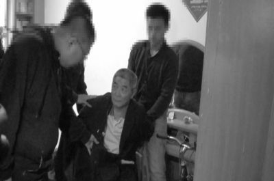 　向南夫被警方抓獲。