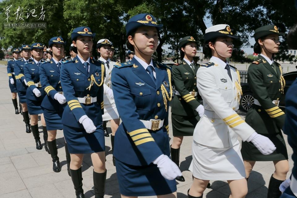 解放軍首批女儀仗兵亮相，90%以上擁有大專以上學(xué)歷，平均身高1.72米。圖為女兵儀仗隊。