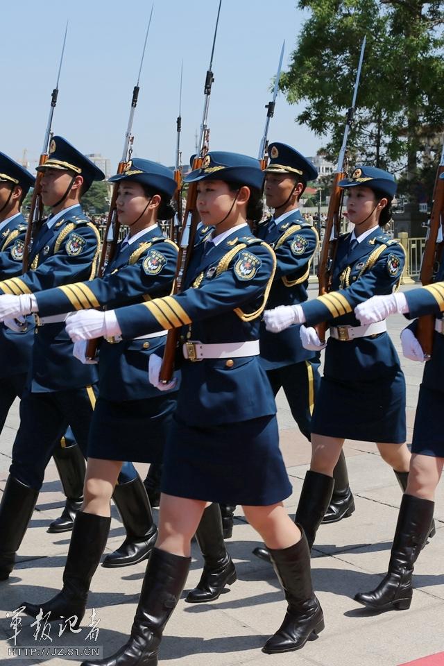 　解放軍首批女儀仗兵亮相，90%以上擁有大專以上學(xué)歷，平均身高1.72米。圖為女兵儀仗隊。