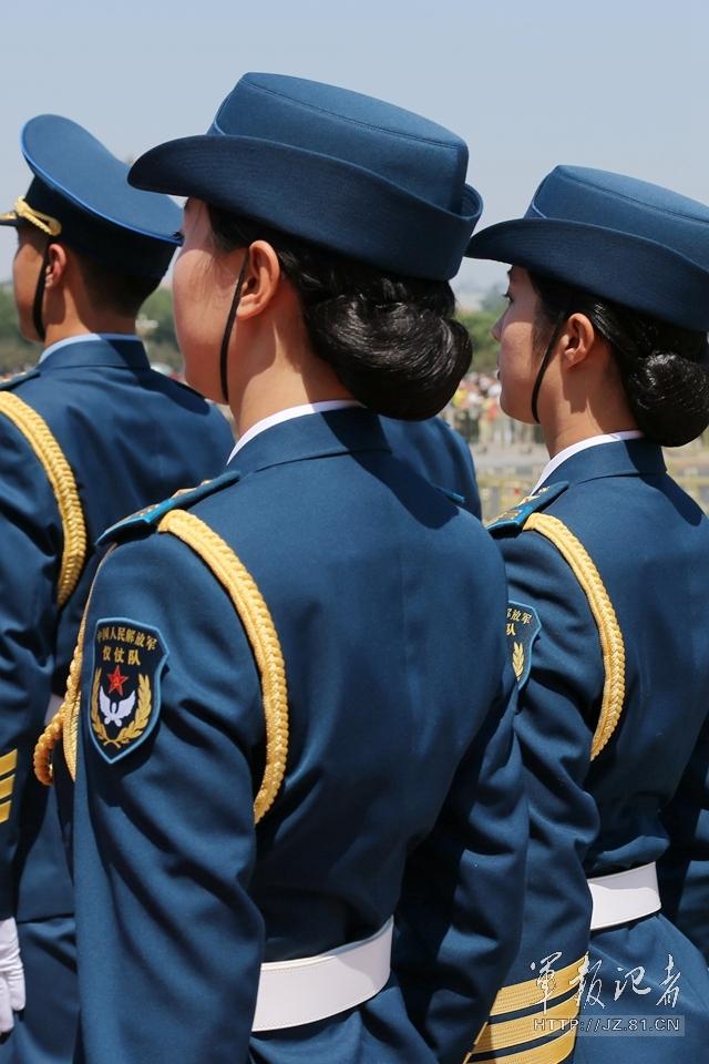 解放軍首批女儀仗兵亮相，90%以上擁有大專以上學(xué)歷，平均身高1.72米。圖為女兵儀仗隊。