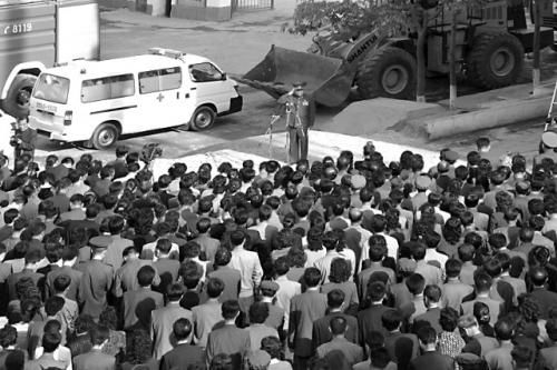 　17日，一名朝鮮高官在事故現(xiàn)場(chǎng)向市民致歉。