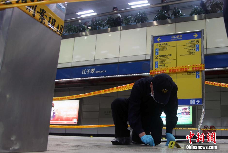 圖為新北市警察在現(xiàn)場勘查。中新社發(fā) 劉舒凌 攝