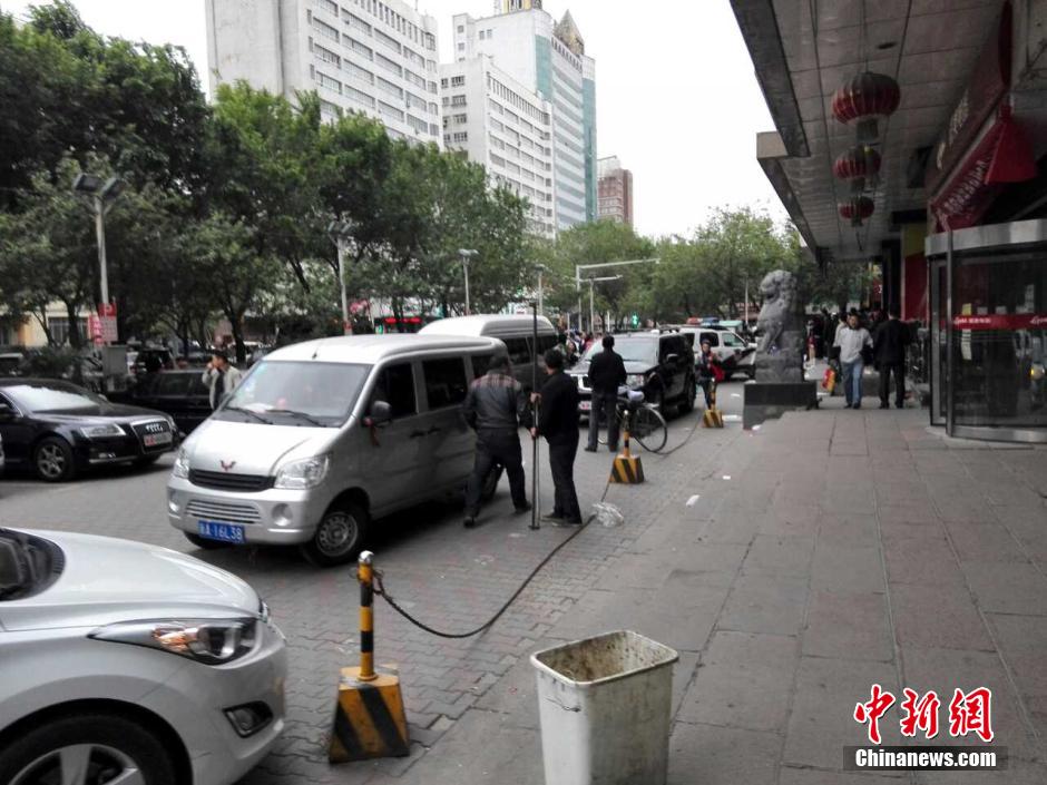 自治區(qū)和烏魯木齊市有關(guān)部門迅速處置，傷員已全部送往醫(yī)院救治。