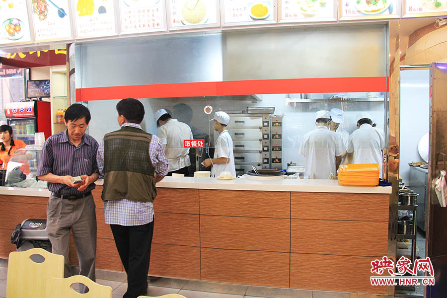店面仍處于“試營業(yè)”狀態(tài),后廚的設備嶄新,看起來還算整潔。