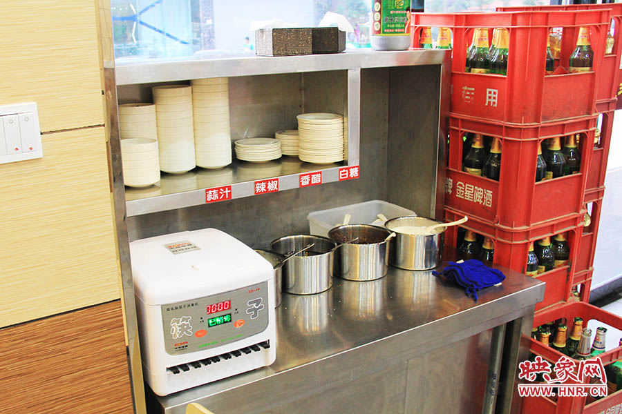 調料、小碟、餐具也都被放在另一張單獨的桌子上,需要用餐者“自助”。