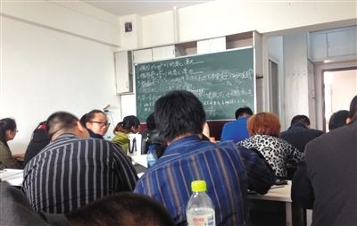 5月6日，大慶市，油田實(shí)行招工考試后，出現(xiàn)了各種考前輔導(dǎo)班。