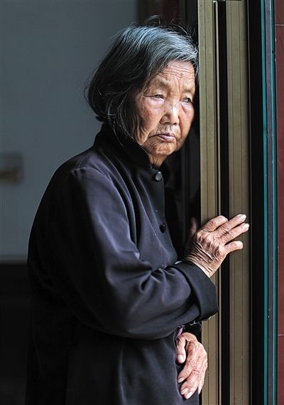 為了能“睡棺木”土葬，潘秀英四次喝農(nóng)藥自殺，后被搶救過來。