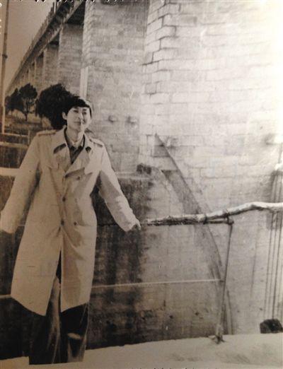 1995年，于英生在蚌埠淮河閘上留影。