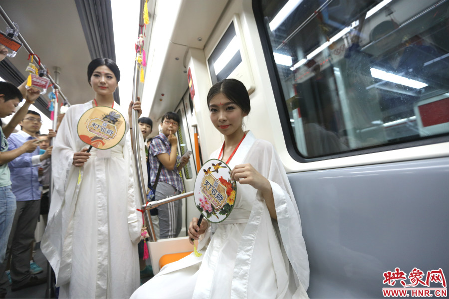 乘著龍舟“穿越”到鄭州的兩位古裝美女。