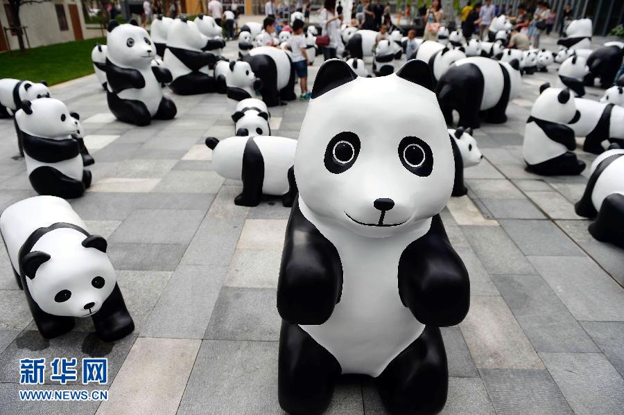 這是6月2日在上海靜安嘉里中心廣場(chǎng)拍攝的萌態(tài)百出的“熊貓”大軍。