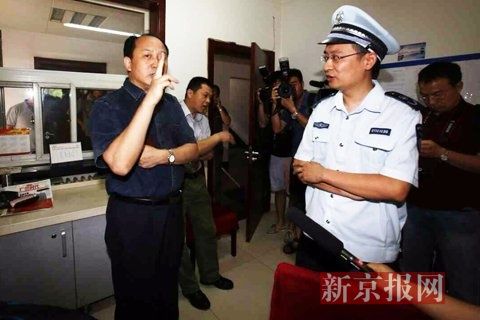 國家文物局的一名工作人員正在與執(zhí)法人員對峙。新京報記者 高瑋 攝