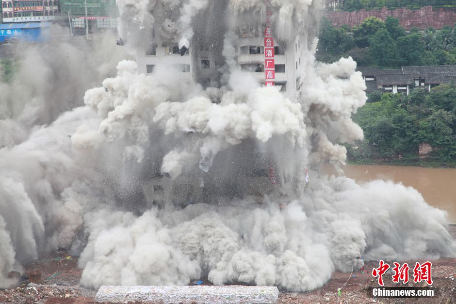 6月6日13時，貴州仁懷茅臺大橋及鐘樓整體爆破成功。