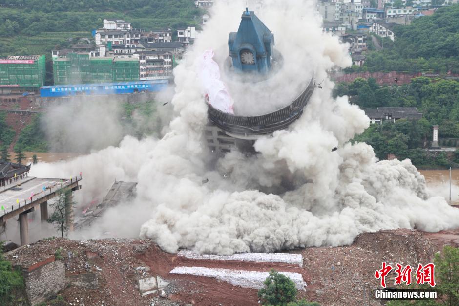6月6日13時，貴州仁懷茅臺大橋及鐘樓整體爆破成功。