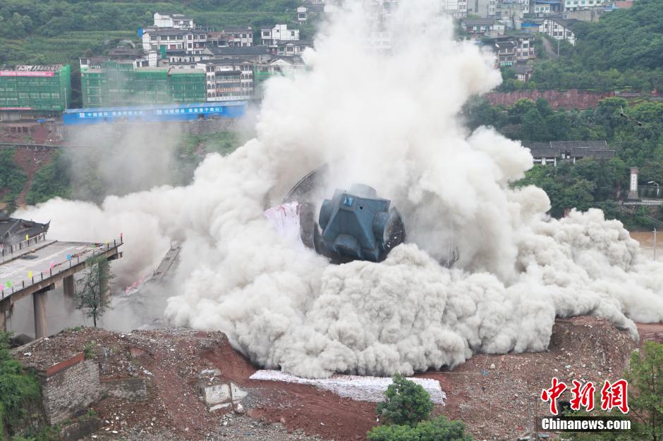 6月6日13時，貴州仁懷茅臺大橋及鐘樓整體爆破成功。