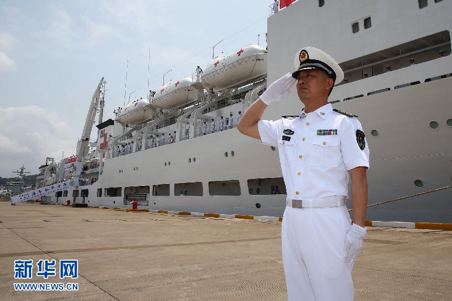  6月9日，在浙江舟山某軍港，和平方舟醫(yī)院船船長章榮華請示起航。