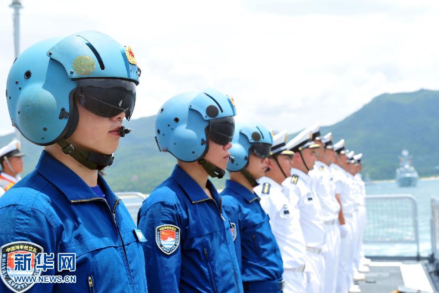  6月9日，在三亞某軍港，隨?？谂瀰⒀莸呐炤d直升機(jī)飛行員整裝待發(fā)。