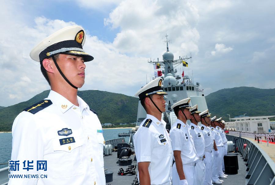 6月9日，在三亞某軍港，海口艦官兵在艦艏列隊。