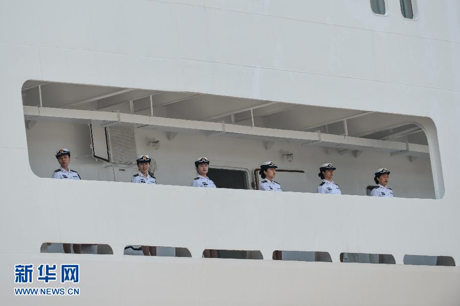  6月9日，在浙江舟山某軍港，和平方舟醫(yī)院船上的海軍官兵列隊與港口送行人員告別。