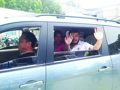 孫正龍和妻子、家人，揮手和醫(yī)護(hù)人員告別。張凌飛