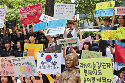 6月4日,韓國(guó)首爾,韓國(guó)慰安婦和民眾在日本駐韓大使館門(mén)前集會(huì),要求日本政府承認(rèn)并解決慰安婦問(wèn)題。