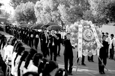 護送陣亡將士遺骸的隊伍緩緩走入殤墓園。