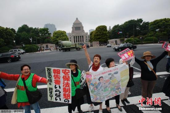 當(dāng)?shù)貢r(shí)間5月13日，日本示威者在位于東京的國(guó)會(huì)議事堂外高喊口號(hào)，反對(duì)日本政府計(jì)劃修憲以解禁自衛(wèi)權(quán)。