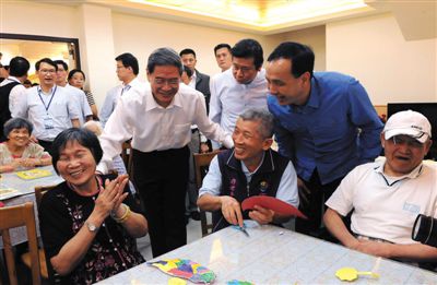 　昨日，張志軍前左二和陪同的新北市長朱立倫與老人們交談。