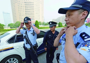 鳥巢附近,兩名民警和一名輔警負責(zé)該區(qū)域的巡邏任務(wù)。
