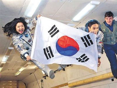 　2007年9月10日，李炤燕（左）在俄羅斯首都莫斯科接受零重力飛行訓(xùn)練。