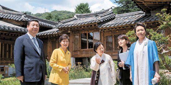 照片中左起分別是習(xí)近平、樸槿惠、家具博物館館長鄭美淑(音)、隨同翻譯、彭麗媛。
