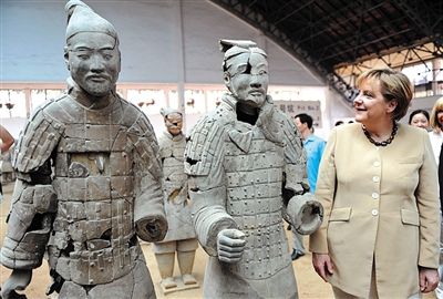 2010年7月17日，西安，默克爾參觀兵馬俑，慶祝生日。