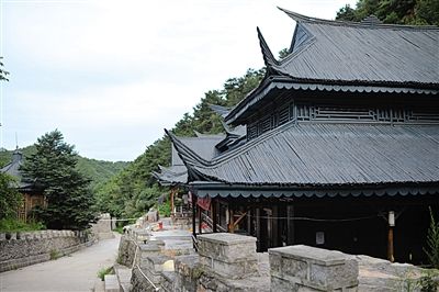 　7月9日，密云水庫附近隸屬于某單位的栗林度假山莊，建筑風(fēng)格古色古香