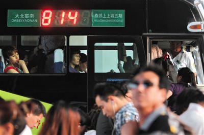 2014年5月22日,乘客在北京大北窯南乘坐開往燕郊的814路公交車。