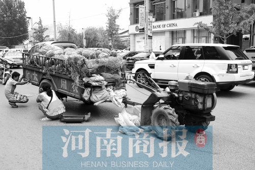 兩車相蹭后，小陳與妻子慌了神